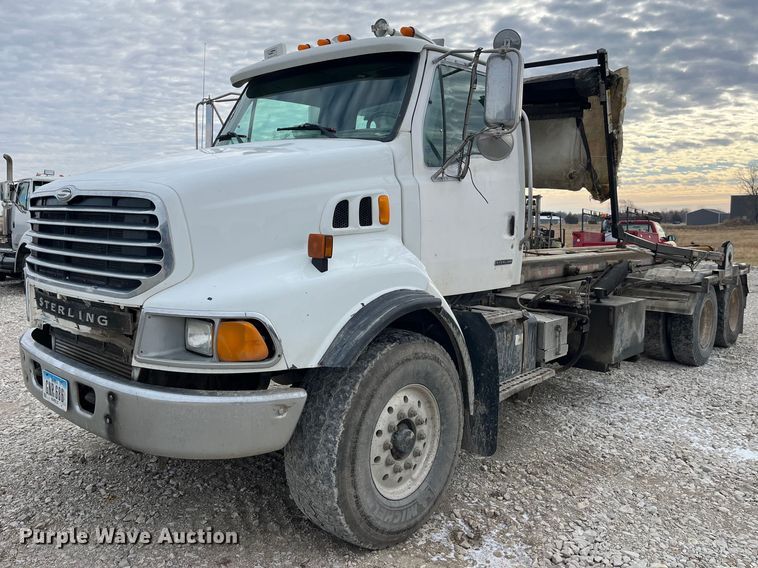 image for item MW9450 2004 Sterling L9500  roll-off container truck