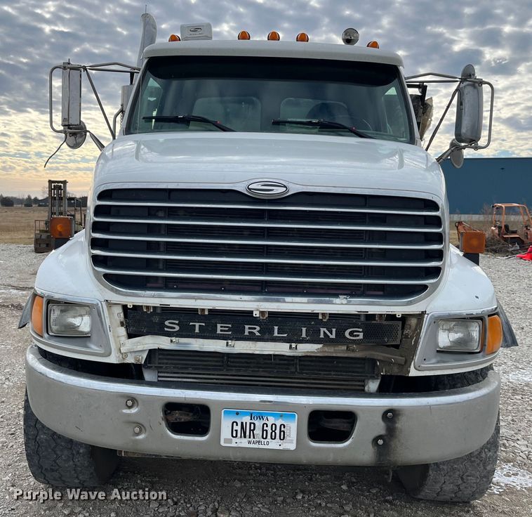 image for item MW9450 2004 Sterling L9500  roll-off container truck