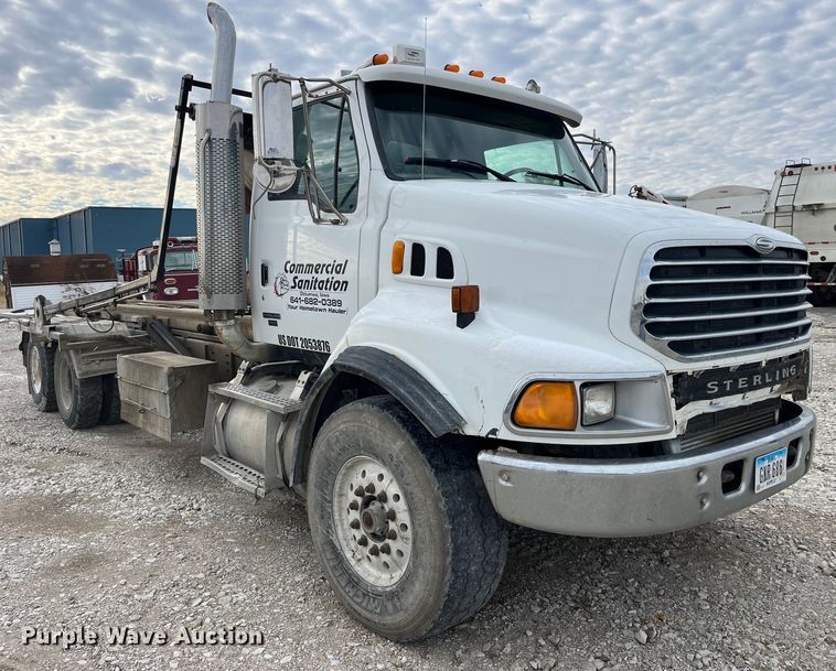 image for item MW9450 2004 Sterling L9500  roll-off container truck