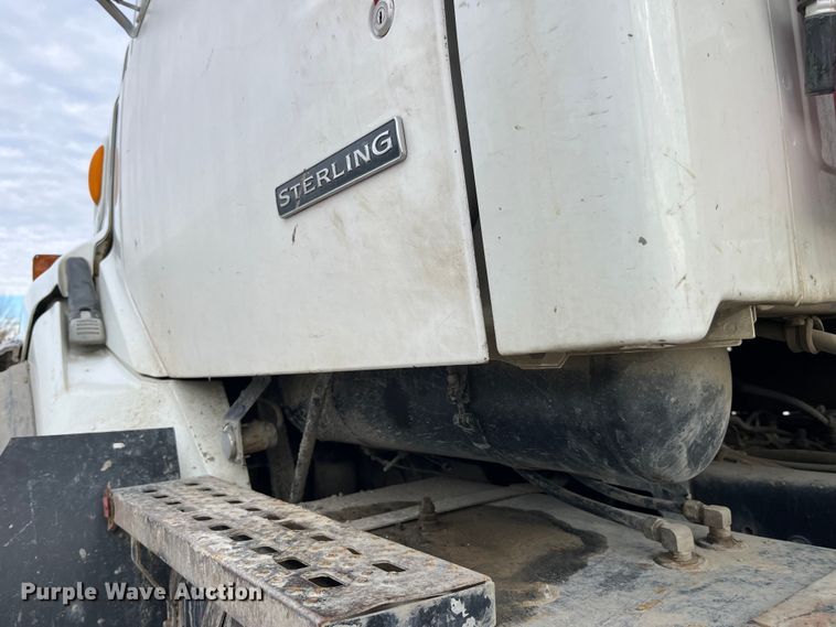 image for item MW9450 2004 Sterling L9500  roll-off container truck