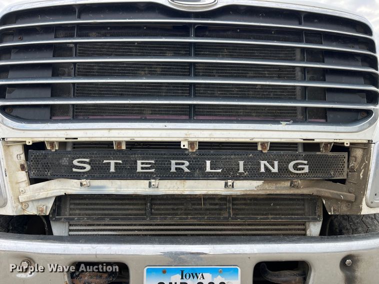 image for item MW9450 2004 Sterling L9500  roll-off container truck