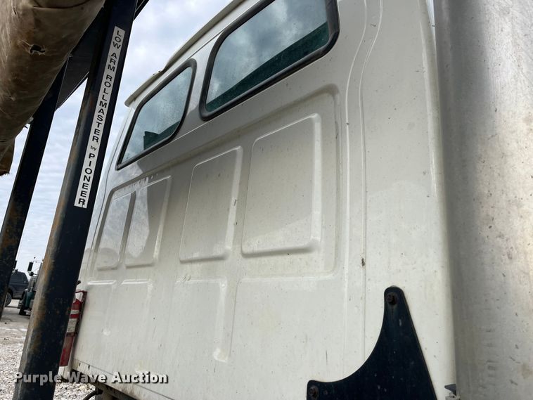 image for item MW9450 2004 Sterling L9500  roll-off container truck