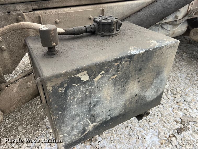 image for item MW9450 2004 Sterling L9500  roll-off container truck