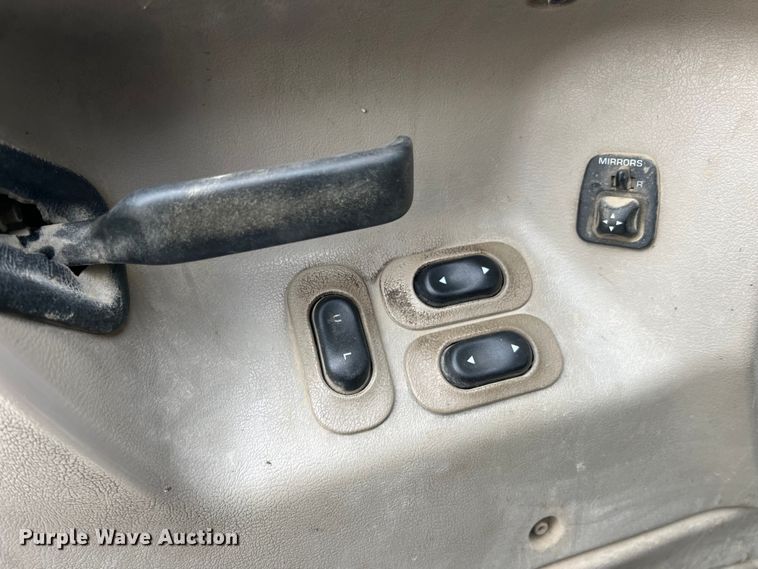 image for item MW9450 2004 Sterling L9500  roll-off container truck