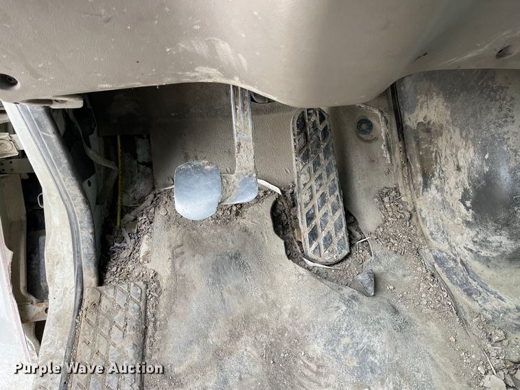 image for item MW9450 2004 Sterling L9500  roll-off container truck