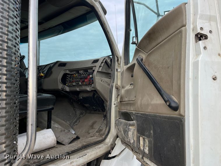 image for item MW9450 2004 Sterling L9500  roll-off container truck