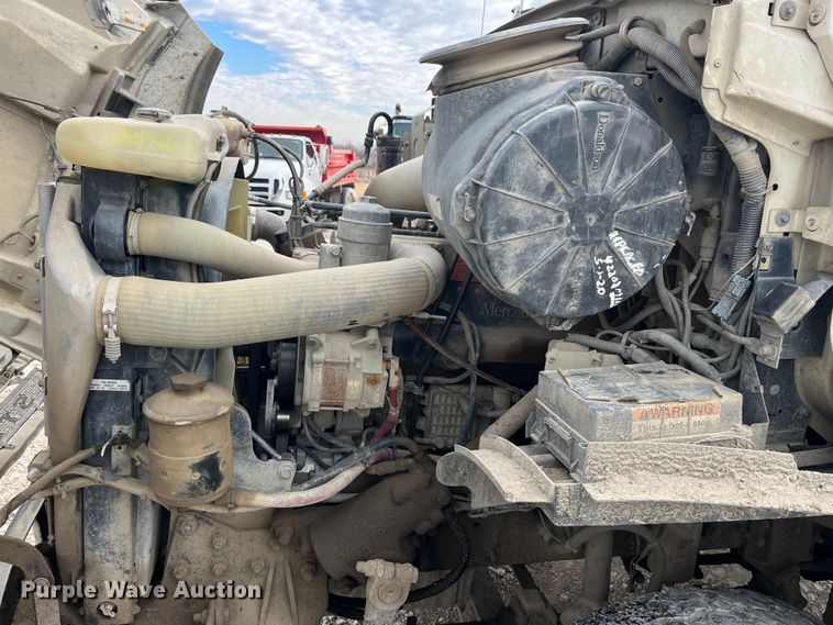 image for item MW9450 2004 Sterling L9500  roll-off container truck