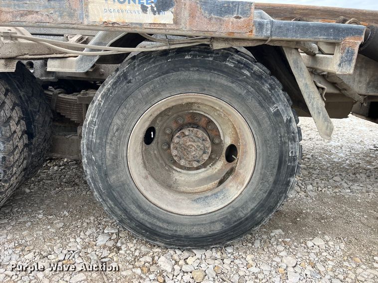 image for item MW9450 2004 Sterling L9500  roll-off container truck