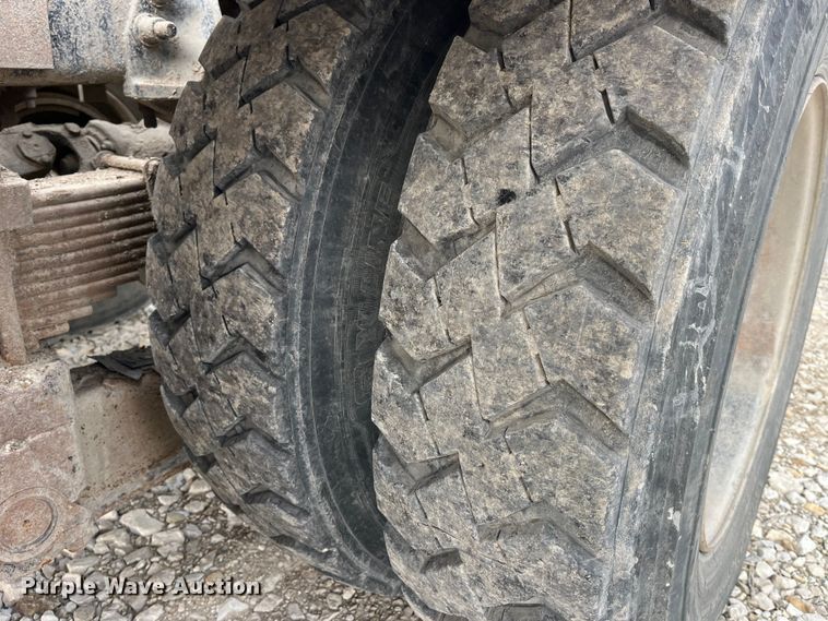 image for item MW9450 2004 Sterling L9500  roll-off container truck