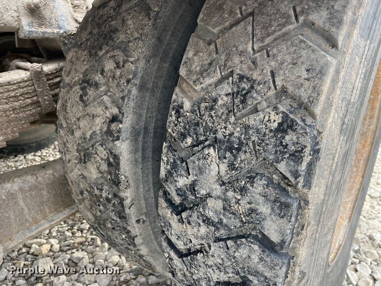 image for item MW9450 2004 Sterling L9500  roll-off container truck