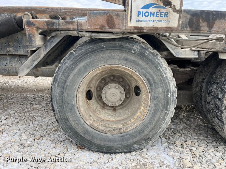 image for item MW9450 2004 Sterling L9500  roll-off container truck