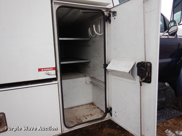 image for item DF8291 2006 Ford F650  chipper truck