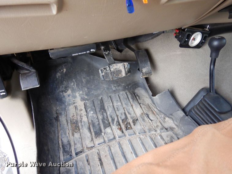 image for item DF8296 2005 Ford F450 Super Duty  Crew Cab flatbed truck