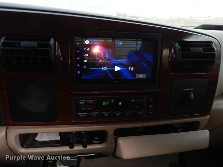 image for item DF8296 2005 Ford F450 Super Duty  Crew Cab flatbed truck