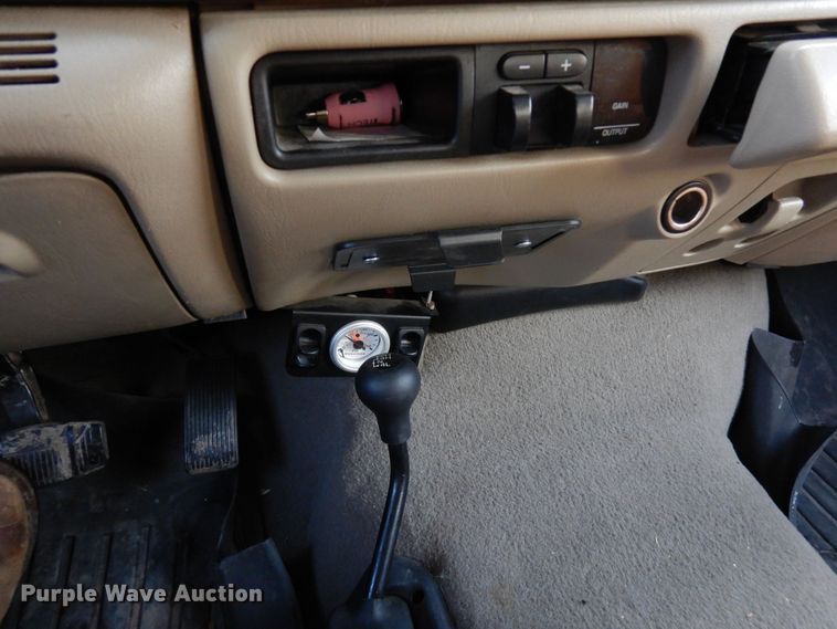 image for item DF8296 2005 Ford F450 Super Duty  Crew Cab flatbed truck