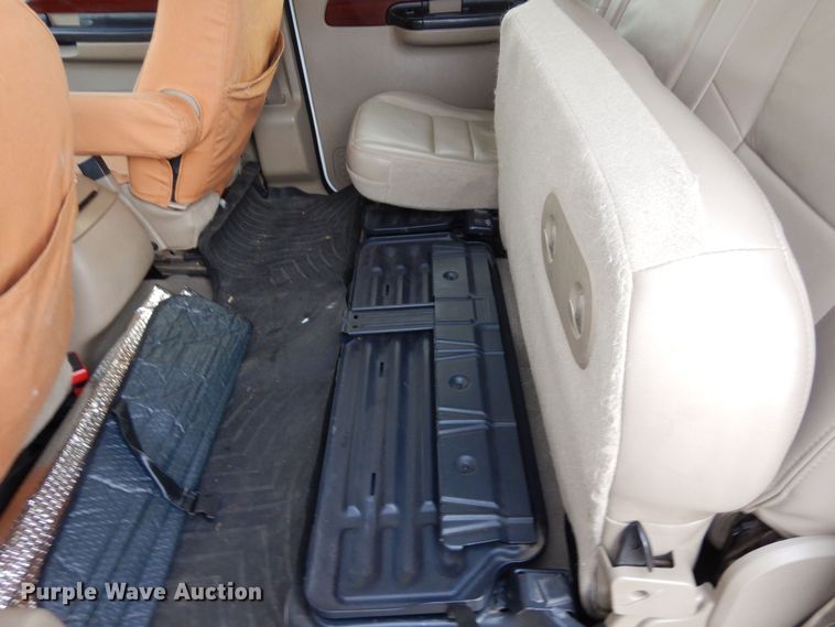 image for item DF8296 2005 Ford F450 Super Duty  Crew Cab flatbed truck