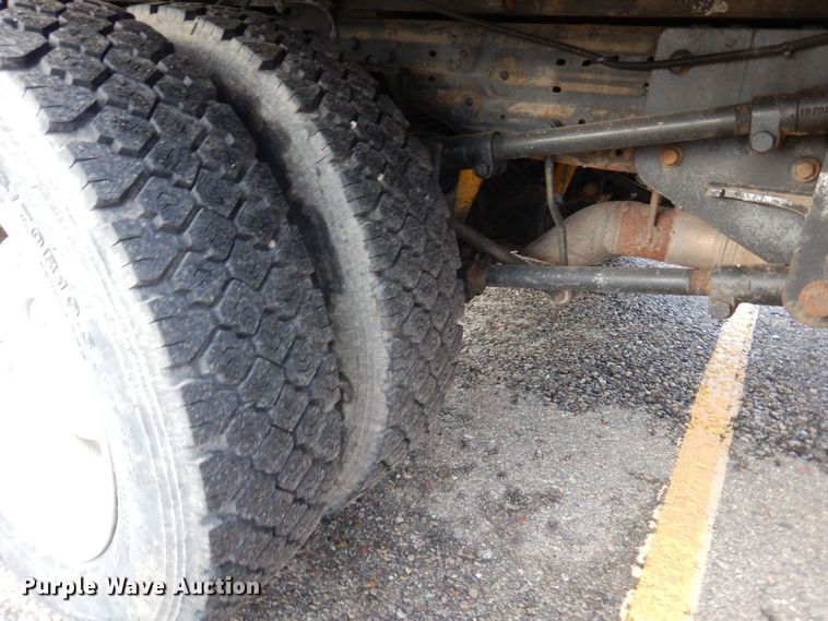 image for item DF8296 2005 Ford F450 Super Duty  Crew Cab flatbed truck