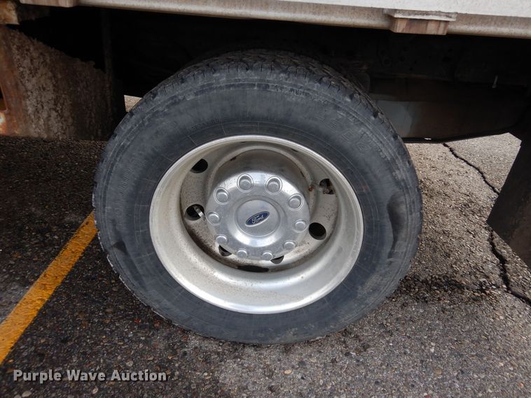 image for item DF8296 2005 Ford F450 Super Duty  Crew Cab flatbed truck