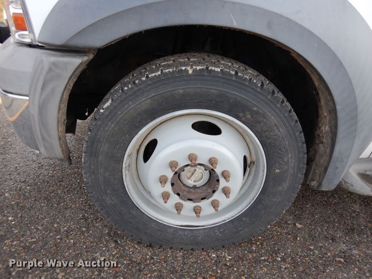 image for item DF8296 2005 Ford F450 Super Duty  Crew Cab flatbed truck