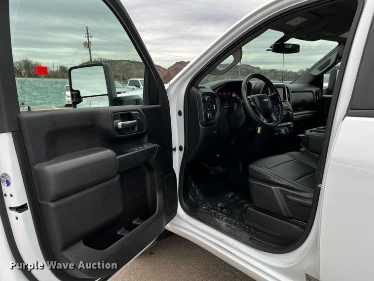 image for item DQ1953 2021 Chevrolet Silverado 3500HD  Crew Cab flatbed pickup truck