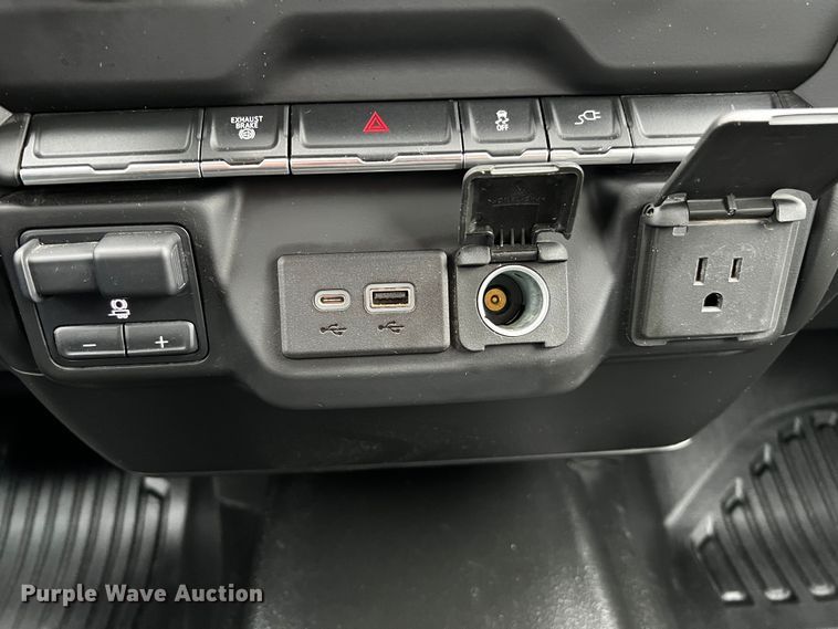 image for item DQ1953 2021 Chevrolet Silverado 3500HD  Crew Cab flatbed pickup truck