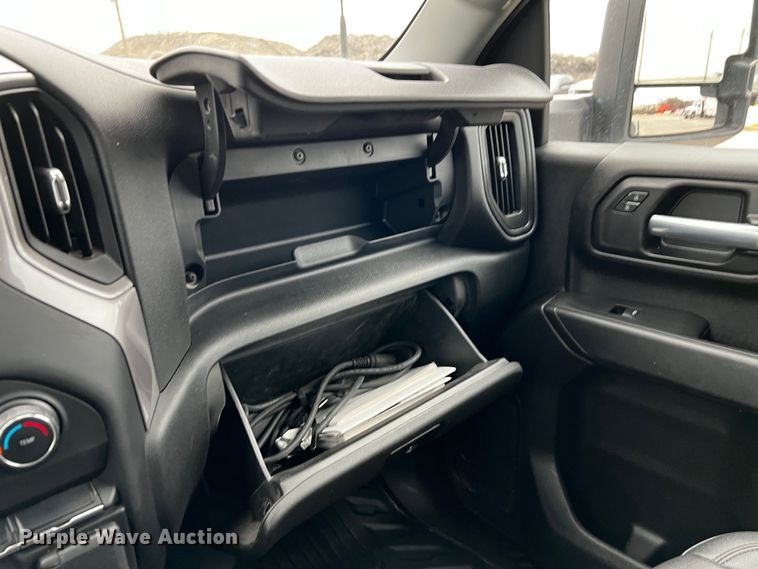 image for item DQ1953 2021 Chevrolet Silverado 3500HD  Crew Cab flatbed pickup truck