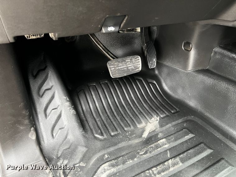 image for item DQ1953 2021 Chevrolet Silverado 3500HD  Crew Cab flatbed pickup truck