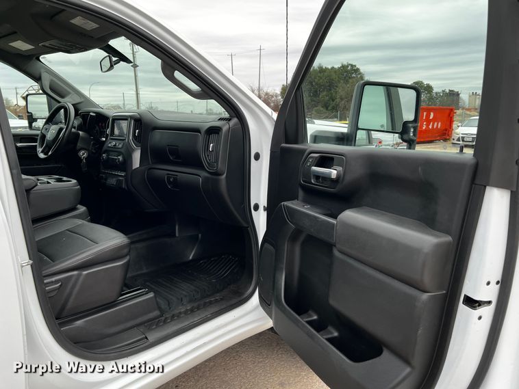 image for item DQ1953 2021 Chevrolet Silverado 3500HD  Crew Cab flatbed pickup truck