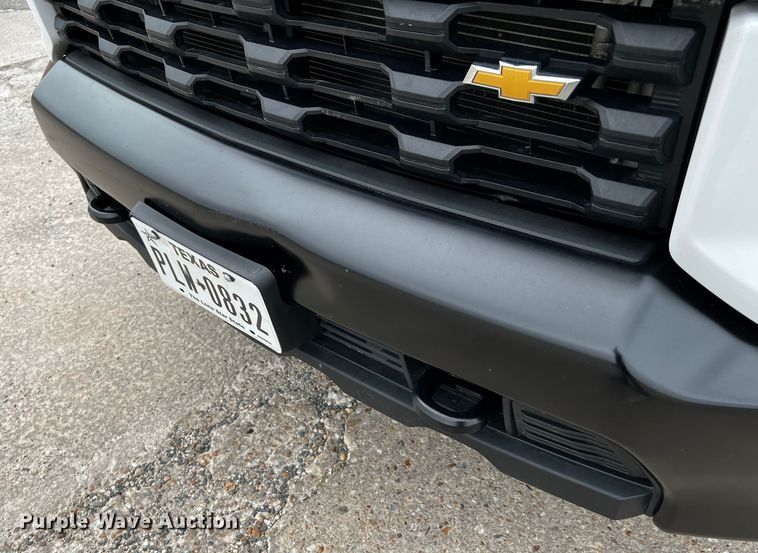 image for item DQ1953 2021 Chevrolet Silverado 3500HD  Crew Cab flatbed pickup truck