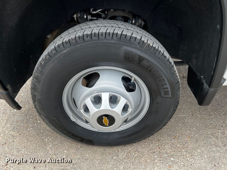 image for item DQ1953 2021 Chevrolet Silverado 3500HD  Crew Cab flatbed pickup truck