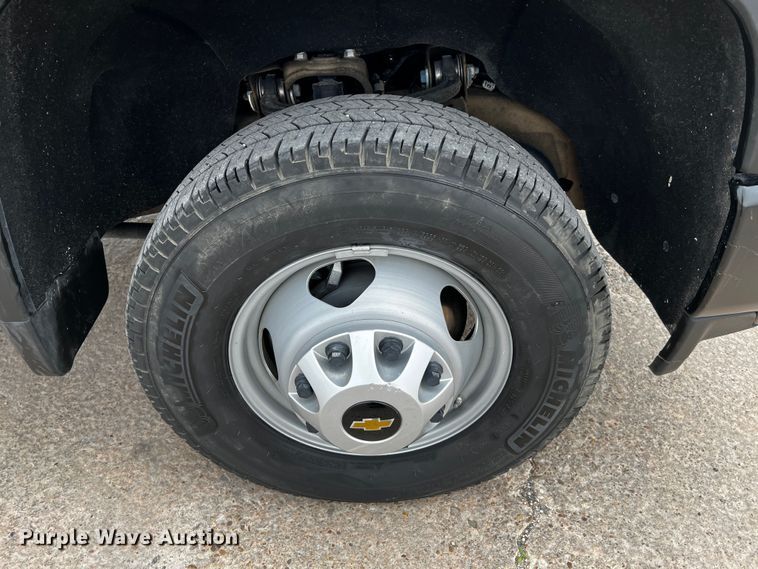 image for item DQ1953 2021 Chevrolet Silverado 3500HD  Crew Cab flatbed pickup truck