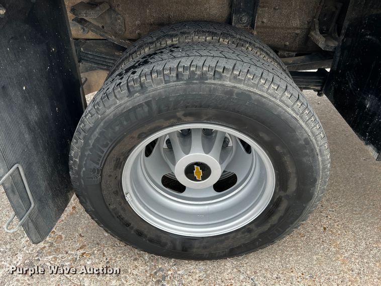 image for item DQ1953 2021 Chevrolet Silverado 3500HD  Crew Cab flatbed pickup truck