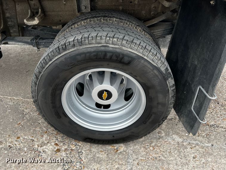 image for item DQ1953 2021 Chevrolet Silverado 3500HD  Crew Cab flatbed pickup truck