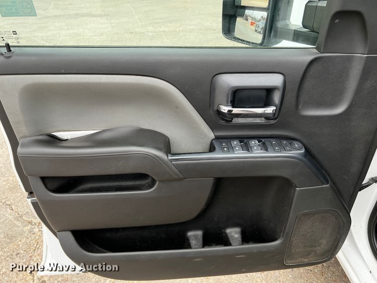 image for item DQ1956 2018 Chevrolet Silverado 3500HD  Crew Cab pickup truck