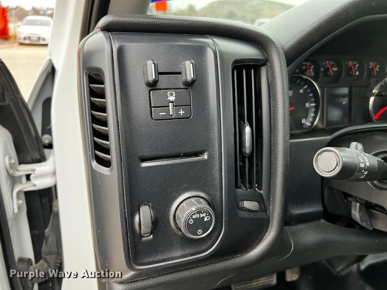 image for item DQ1956 2018 Chevrolet Silverado 3500HD  Crew Cab pickup truck