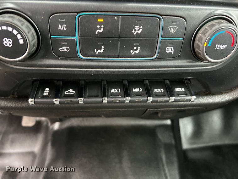 image for item DQ1956 2018 Chevrolet Silverado 3500HD  Crew Cab pickup truck