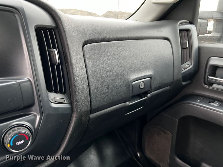 image for item DQ1956 2018 Chevrolet Silverado 3500HD  Crew Cab pickup truck