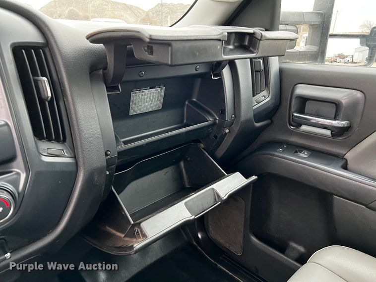 image for item DQ1956 2018 Chevrolet Silverado 3500HD  Crew Cab pickup truck