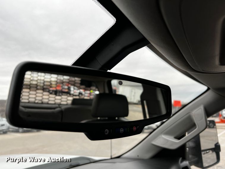 image for item DQ1956 2018 Chevrolet Silverado 3500HD  Crew Cab pickup truck