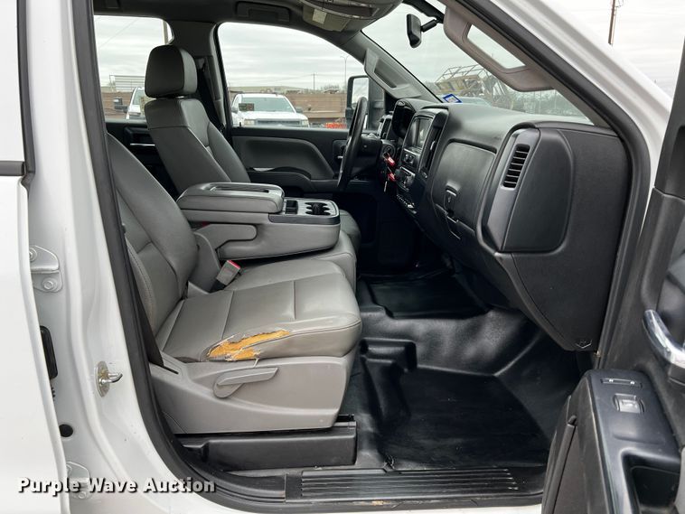 image for item DQ1956 2018 Chevrolet Silverado 3500HD  Crew Cab pickup truck