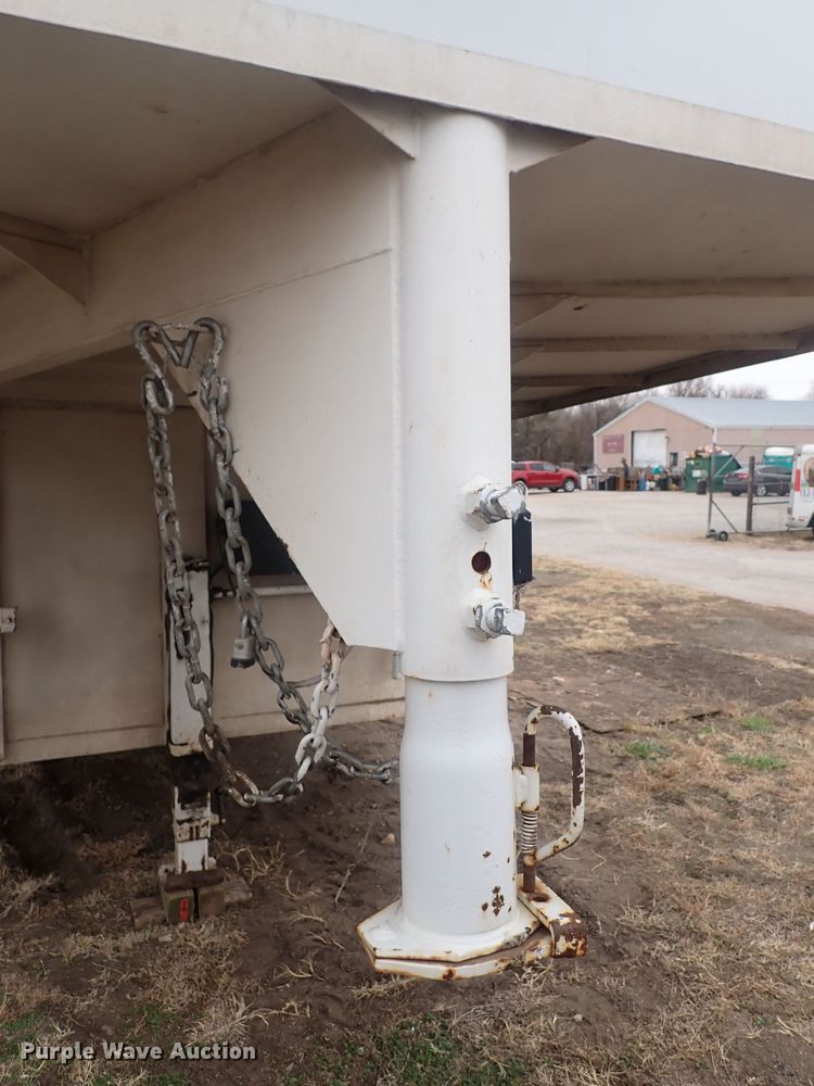 image for item DQ5024 2006 WW  enclosed cargo trailer