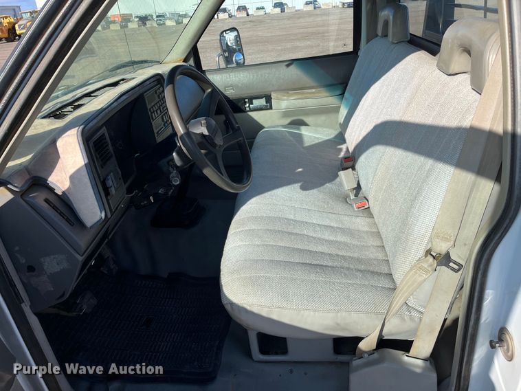 image for item DQ5096 1992 Chevrolet C3500  flatbed pickup truck