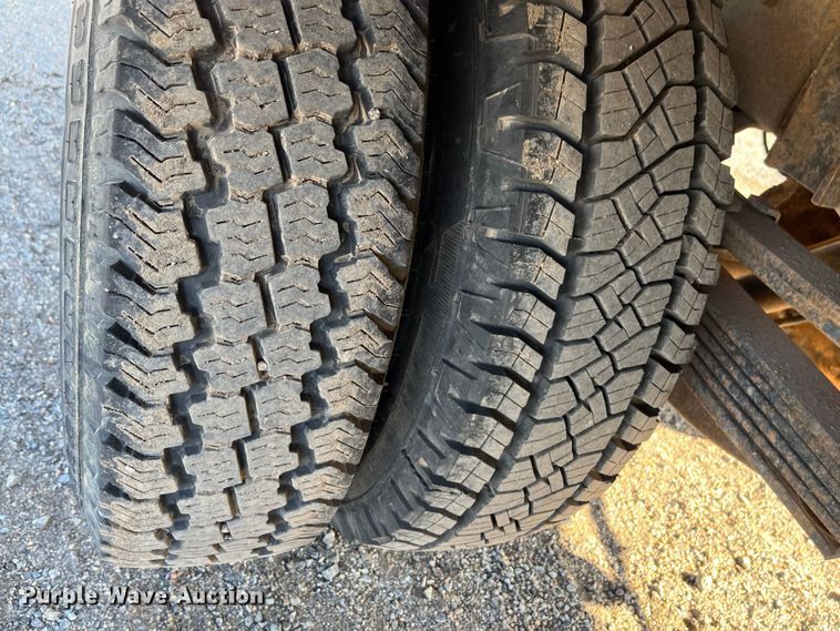 image for item DQ5096 1992 Chevrolet C3500  flatbed pickup truck