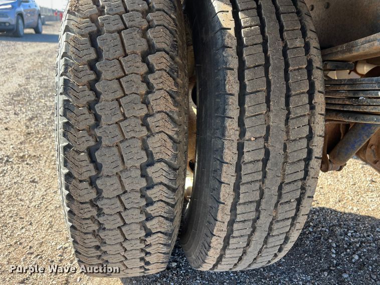 image for item DQ5096 1992 Chevrolet C3500  flatbed pickup truck