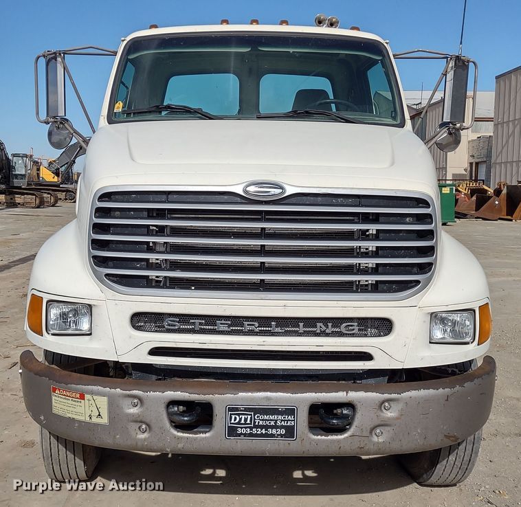 image for item DR8154 2005 Sterling L8500  truck cab and chassis