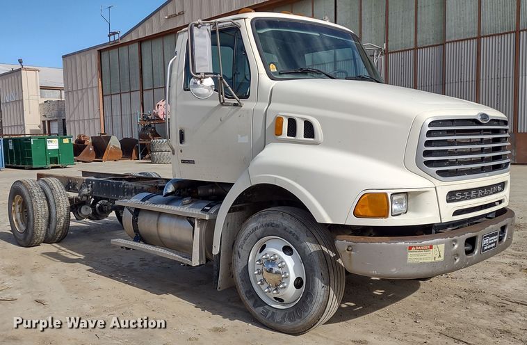 image for item DR8154 2005 Sterling L8500  truck cab and chassis