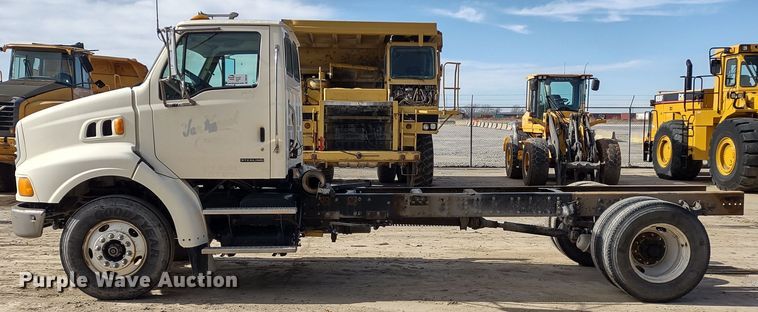 image for item DR8154 2005 Sterling L8500  truck cab and chassis