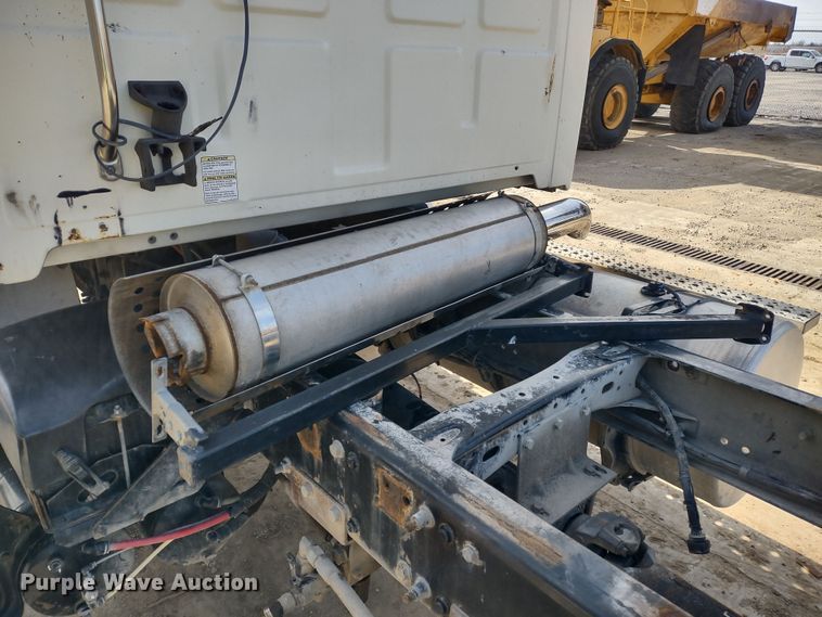 image for item DR8154 2005 Sterling L8500  truck cab and chassis