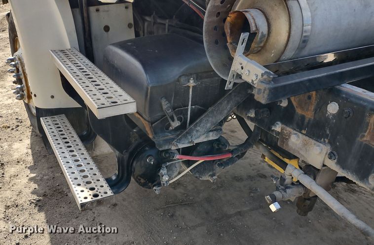 image for item DR8154 2005 Sterling L8500  truck cab and chassis