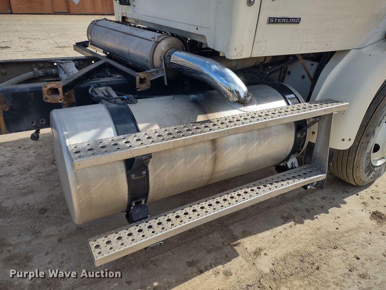 image for item DR8154 2005 Sterling L8500  truck cab and chassis